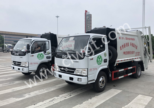 3吨摆臂式压缩垃圾车发往定西