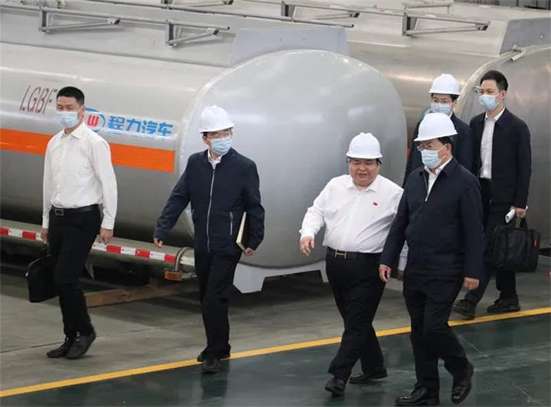 湖北省委副书记、省长王忠林带领省市领导视察程力
